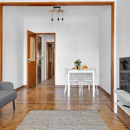 Spacious Two Bedroom In Apartman