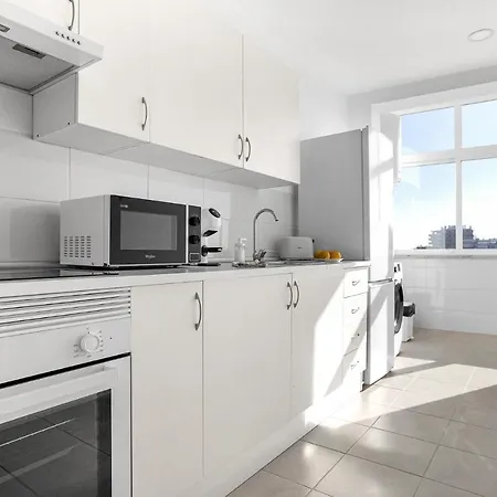 Lägenhet Spacious Two Bedroom In Almada