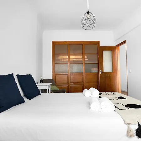 Lägenhet Spacious Two Bedroom In Almada