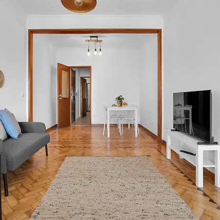 Spacious Two Bedroom In Apartment Almada