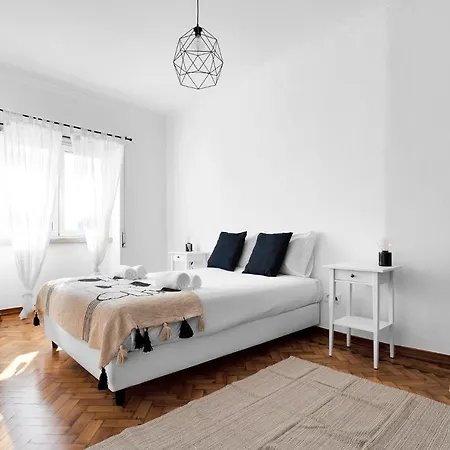 Spacious Two Bedroom In Almada