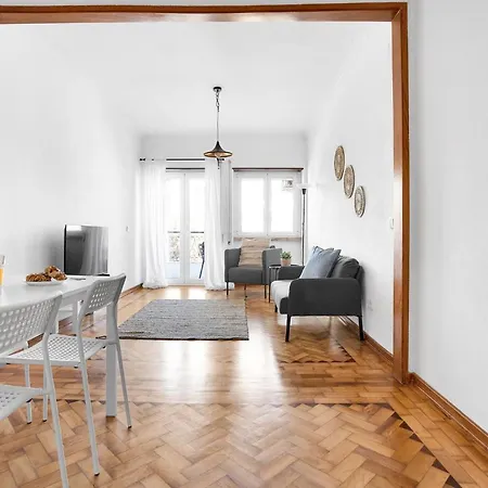 Spacious Two Bedroom In Lägenhet